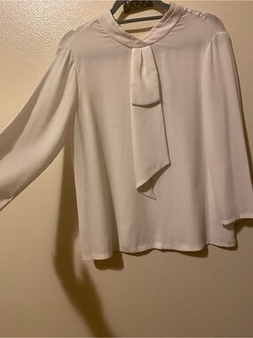 TAHARI Elegant Cream Tie-Neck Women's Blouse